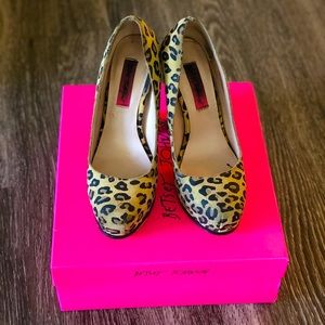 Betsey Johnson Sonyaaa Leopard Pump Size 6